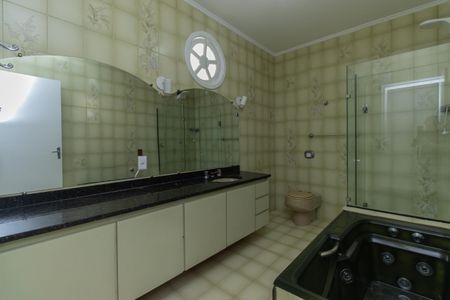 Casa à venda com 477m², 4 quartos e 4 vagas Casa à venda com 477m², 4 quartos e 4 vagasBanheiro da Suíte 2