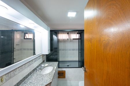 Apartamento à venda com 156m², 4 quartos e 2 vagas Apartamento à venda com 156m², 4 quartos e 2 vagasBanheiro da Suíte 1