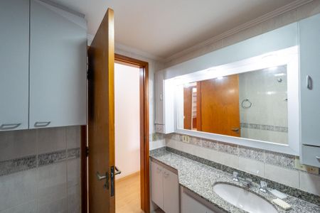 Apartamento à venda com 156m², 4 quartos e 2 vagas Apartamento à venda com 156m², 4 quartos e 2 vagasBanheiro da Suíte 1