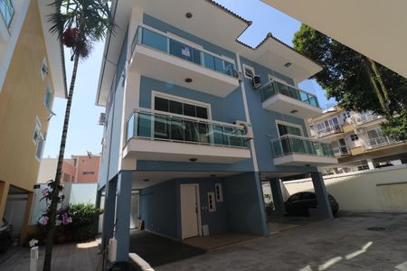 Casa de condomínio à venda com 101m², 3 quartos e 2 vagasFachada