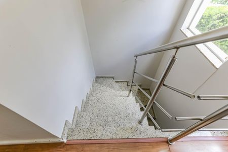 Casa de condomínio à venda com 167m², 3 quartos e 2 vagas Casa de condomínio à venda com 167m², 3 quartos e 2 vagasEscada