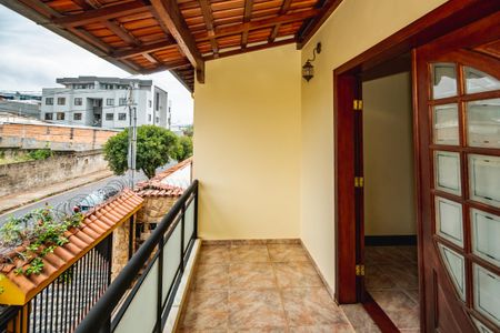 Casa à venda com 220m², 4 quartos e 2 vagasVaranda do Hall