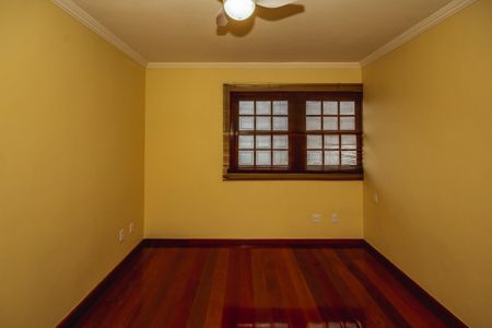 Casa à venda com 220m², 4 quartos e 2 vagasSuíte