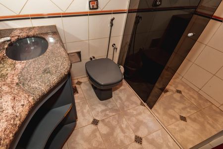 Casa à venda com 220m², 4 quartos e 2 vagasBanheiro da Suíte