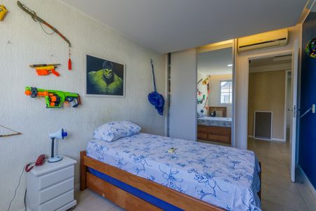 Casa de condomínio à venda com 213m², 4 quartos e 3 vagasQuarto
