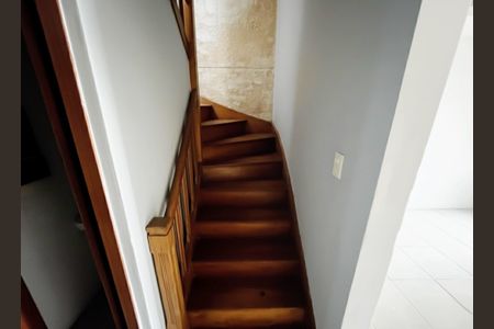 Casa à venda com 250m², 4 quartos e sem vaga Casa à venda com 250m², 4 quartos e sem vagaEscada