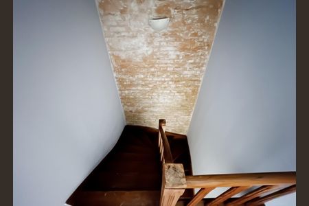 Casa à venda com 250m², 4 quartos e sem vaga Casa à venda com 250m², 4 quartos e sem vagaEscada