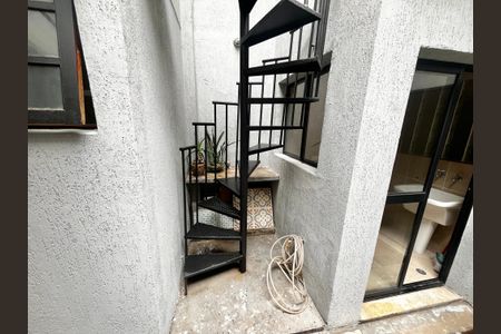 Casa à venda com 250m², 4 quartos e sem vaga Casa à venda com 250m², 4 quartos e sem vagaEscada P/ Edícula