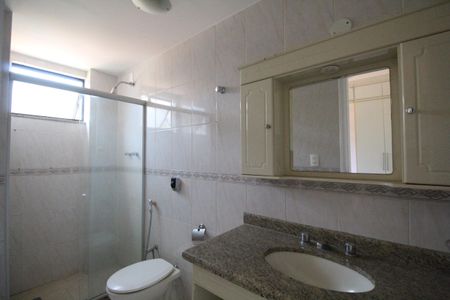 Apartamento à venda com 81m², 2 quartos e 2 vagasBanheiro da suíte 