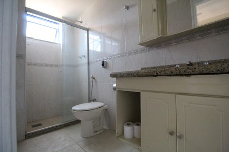 Apartamento à venda com 81m², 2 quartos e 2 vagasBanheiro da suíte 