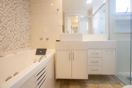 Apartamento para alugar com 144m², 3 quartos e 3 vagas Apartamento para alugar com 144m², 3 quartos e 3 vagasBanheiro da Suíte 1