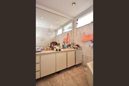 Casa à venda com 650m², 4 quartos e 9 vagasBanheiro Suíte 1