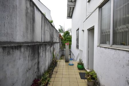 Casa à venda com 650m², 4 quartos e 9 vagasLateral da Área Externa