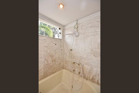 Casa à venda com 650m², 4 quartos e 9 vagasChuveiro da Suíte 1