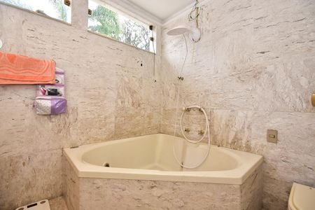 Casa à venda com 650m², 4 quartos e 9 vagasBanheiro Suíte 1