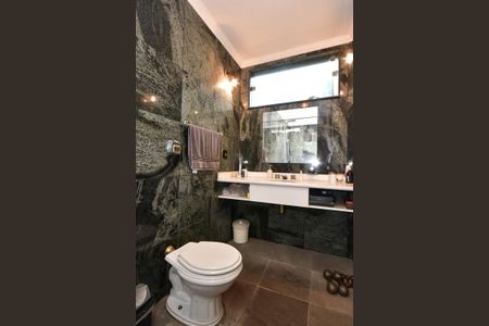 Casa à venda com 650m², 4 quartos e 9 vagasBanheiro Suíte 2