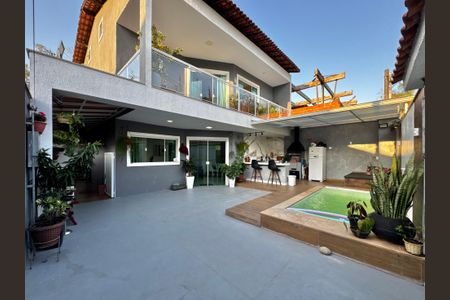 Casa de condomínio à venda com 220m², 4 quartos e 1 vaga Casa de condomínio à venda com 220m², 4 quartos e 1 vagaÁrea externa