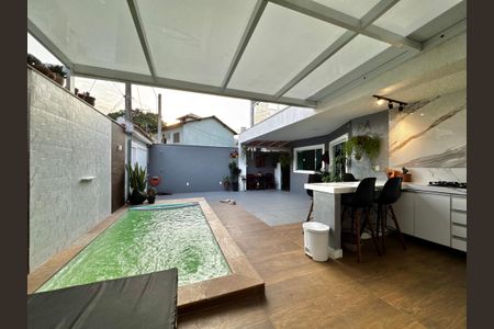 Casa de condomínio à venda com 220m², 4 quartos e 1 vaga Casa de condomínio à venda com 220m², 4 quartos e 1 vagaÁrea externa