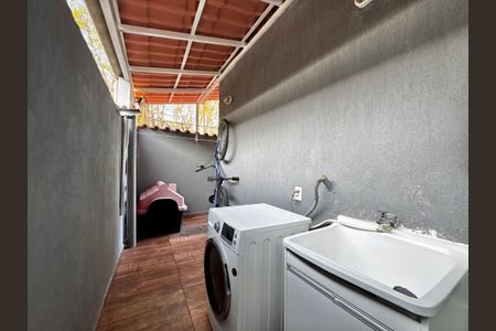 Casa de condomínio à venda com 220m², 4 quartos e 1 vaga Casa de condomínio à venda com 220m², 4 quartos e 1 vagaÁrea de Serviço