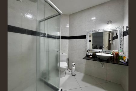 Casa de condomínio à venda com 220m², 4 quartos e 1 vaga Casa de condomínio à venda com 220m², 4 quartos e 1 vagaBanheiro Social