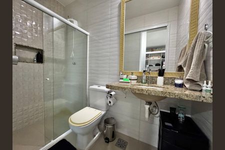 Casa de condomínio à venda com 220m², 4 quartos e 1 vaga Casa de condomínio à venda com 220m², 4 quartos e 1 vagaSuíte 3 - Banheiro