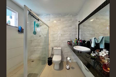 Casa de condomínio à venda com 220m², 4 quartos e 1 vaga Casa de condomínio à venda com 220m², 4 quartos e 1 vagaSuíte 2 - Banheiro