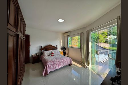 Casa de condomínio à venda com 220m², 4 quartos e 1 vaga Casa de condomínio à venda com 220m², 4 quartos e 1 vagaSuíte 2