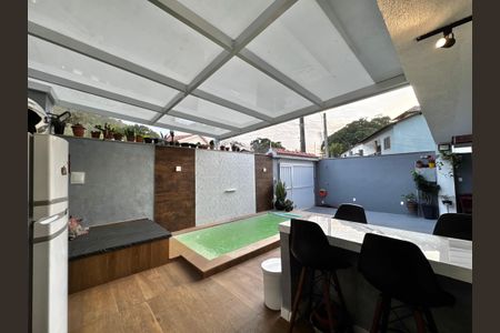 Casa de condomínio à venda com 220m², 4 quartos e 1 vaga Casa de condomínio à venda com 220m², 4 quartos e 1 vagaÁrea externa