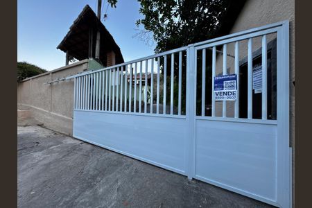 Casa de condomínio à venda com 220m², 4 quartos e 1 vaga Casa de condomínio à venda com 220m², 4 quartos e 1 vagaFachada