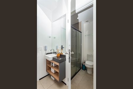 Banheiro de kitnet/studio para alugar com 1 quarto, 24m² em Liberdade, São Paulo