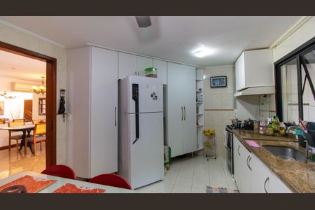 Casa de condomínio à venda com 420m², 4 quartos e 3 vagas Casa de condomínio à venda com 420m², 4 quartos e 3 vagasCozinha