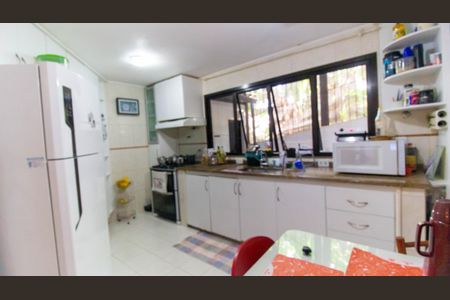 Casa de condomínio à venda com 420m², 4 quartos e 3 vagas Casa de condomínio à venda com 420m², 4 quartos e 3 vagasCozinha