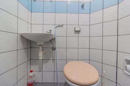 Banheiro de kitnet/studio para alugar com 1 quarto, 38m² em Sumarezinho, São Paulo