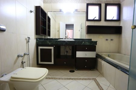 Casa à venda com 336m², 4 quartos e 4 vagas Casa à venda com 336m², 4 quartos e 4 vagasBanheiro da Suíte 4