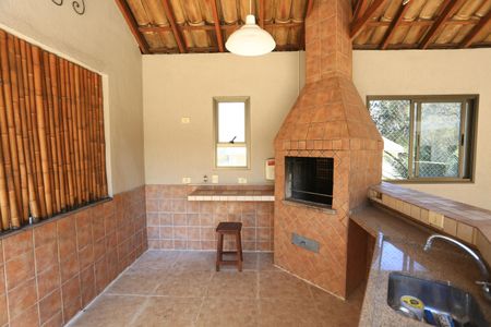 Casa à venda com 336m², 4 quartos e 4 vagas Casa à venda com 336m², 4 quartos e 4 vagasQuintal