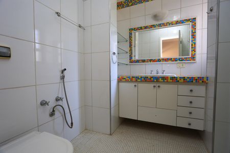 Casa à venda com 336m², 4 quartos e 4 vagas Casa à venda com 336m², 4 quartos e 4 vagasBanheiro da Suíte 2