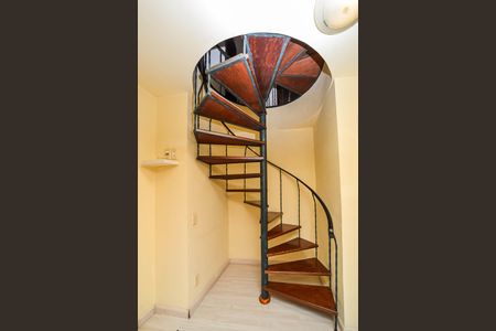 Apartamento à venda com 245m², 3 quartos e 2 vagas Apartamento à venda com 245m², 3 quartos e 2 vagasEscada