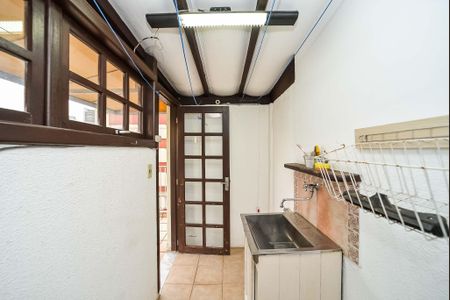Apartamento à venda com 245m², 3 quartos e 2 vagas Apartamento à venda com 245m², 3 quartos e 2 vagasÁrea de Serviço 2