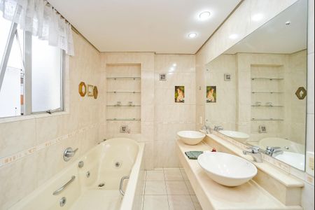 Apartamento à venda com 245m², 3 quartos e 2 vagas Apartamento à venda com 245m², 3 quartos e 2 vagasBanheiro da Suíte