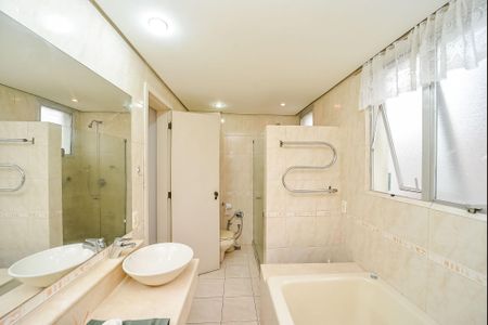 Apartamento à venda com 245m², 3 quartos e 2 vagas Apartamento à venda com 245m², 3 quartos e 2 vagasBanheiro da Suíte