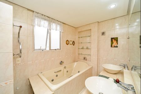 Apartamento à venda com 245m², 3 quartos e 2 vagas Apartamento à venda com 245m², 3 quartos e 2 vagasBanheiro da Suíte