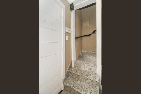 Casa à venda com 150m², 4 quartos e 1 vagaEscada acesso quartos