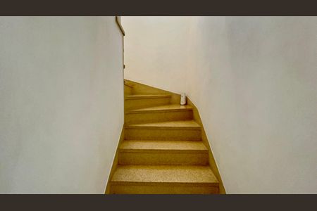 Casa à venda com 128m², 2 quartos e 1 vagaEscada