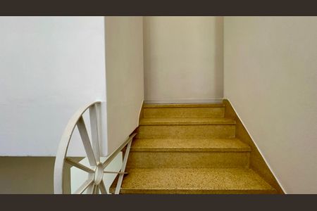 Casa à venda com 128m², 2 quartos e 1 vagaEscada