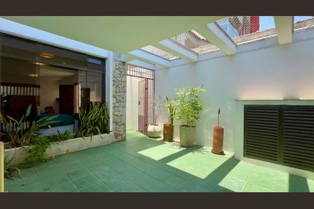 Garagem de casa à venda com 2 quartos, 128m² em Vila Madalena, São Paulo