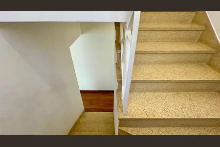 Casa à venda com 128m², 2 quartos e 1 vagaEscada