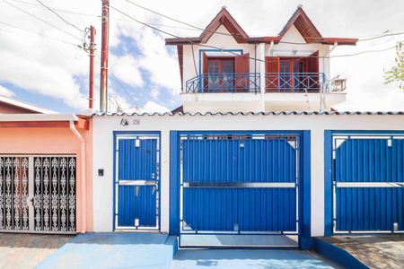 Casa à venda com 226m², 3 quartos e 5 vagas Casa à venda com 226m², 3 quartos e 5 vagasFachada