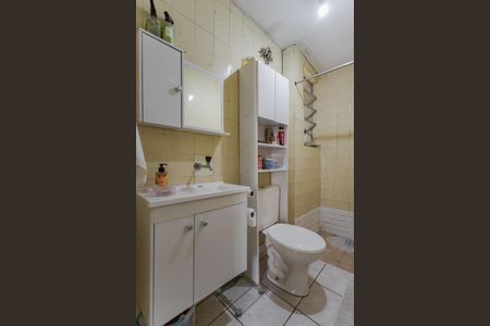 Banheiro de apartamento à venda com 1 quarto, 51m² em São Sebastião, Porto Alegre