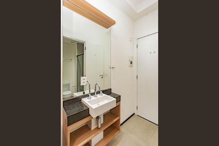 Banheiro de kitnet/studio para alugar com 1 quarto, 18m² em Liberdade, São Paulo