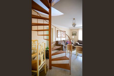 Apartamento à venda com 232m², 3 quartos e 2 vagasEscada